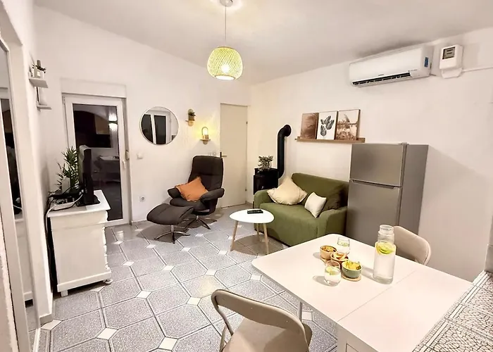 Summer House Pomalo With Sea View Only 50 Meters To Vir